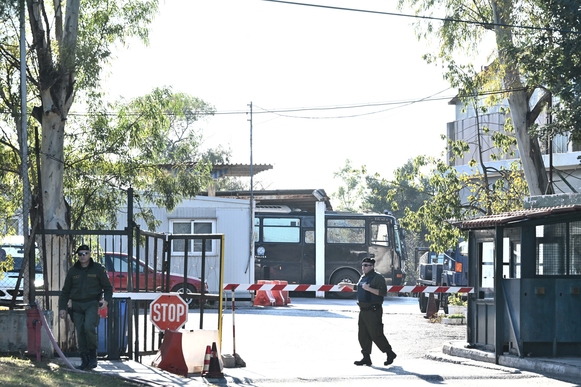 Τα σενάρια που εξετάζουν οι Αρχές για την ωρολογιακή βόμβα έξω από τα ΜΑΤ – Ποιο στοιχείο προκαλεί ανησυχία