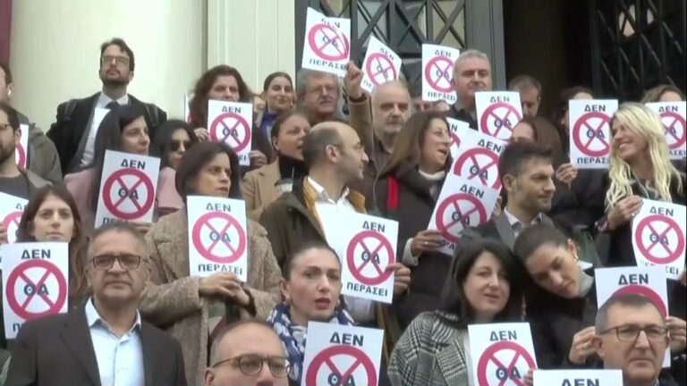 Πάτρα: Απέκλεισαν το Δικαστικό Μέγαρο οι δικηγόροι αντιδρώντας στο φορολογικό νομοσχέδιο
