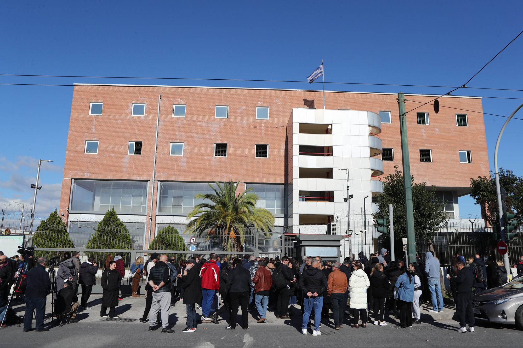 Επίσκεψη του Στέφανου Κασσελάκη στον τραυματία αστυνομικό 