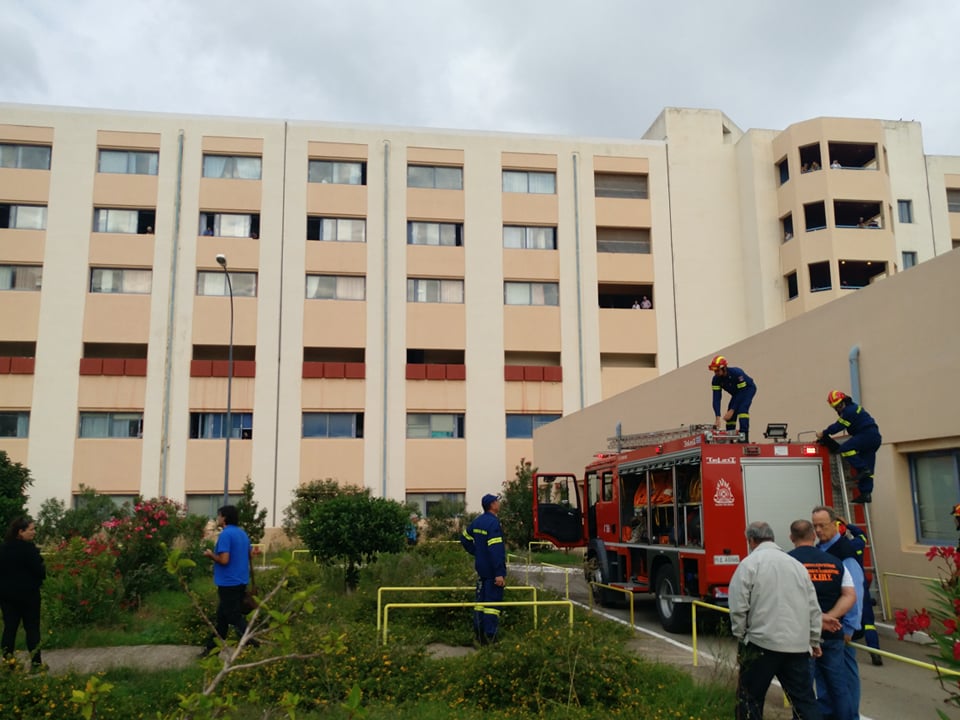 Οι υπάλληλοι της Πυροσβεστικής Υπηρεσίας κοντά στα παιδιά που νοσηλεύονται στο Νοσοκομείο Χανίων