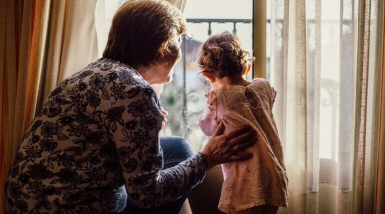 Δ. Ελασσόνας: 500 ευρώ σε γιαγιάδες ή παππούδες που κρατούν τα εγγόνια τους
