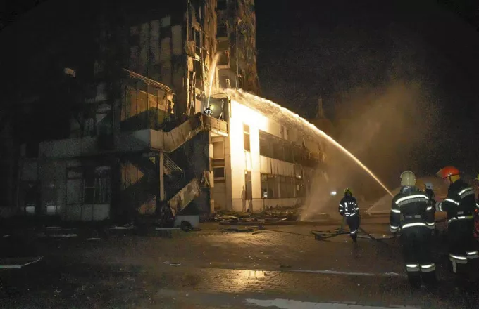 Πυρκαγιά σε πολυώροφο κτίριο της Οδησσού, μετά τις αναφορές για καταρρίψεις drones