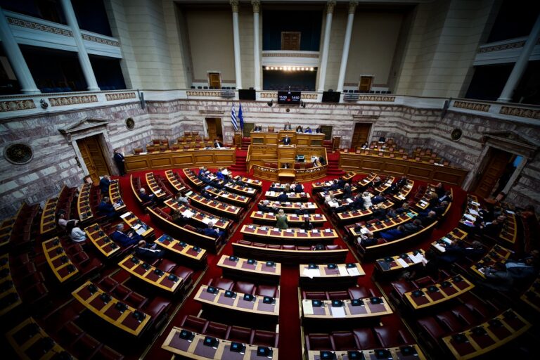 Παρέμβαση Μπακογιάννη στη Βουλή για τεκνοθεσία ομόφυλων ζευγαριών και μετανάστες