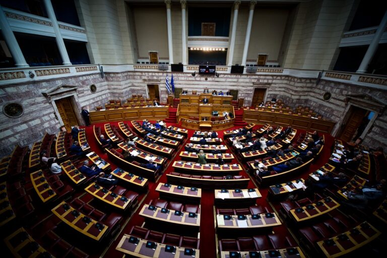 Παρέμβαση Μπακογιάννη στη Βουλή για τεκνοθεσία ομόφυλων ζευγαριών και μετανάστες