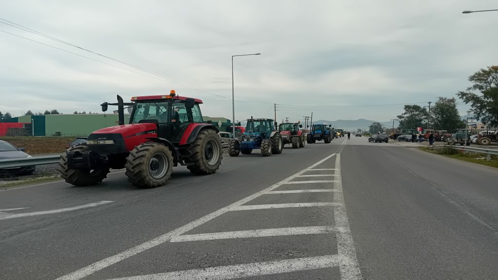 Στους δρόμους οι αγρότες σε τέσσερις περιοχές του νομού Λάρισας