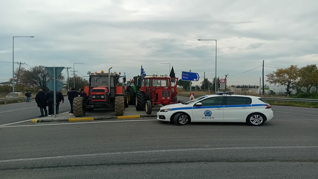 Στους δρόμους οι αγρότες σε τέσσερις περιοχές του νομού Λάρισας