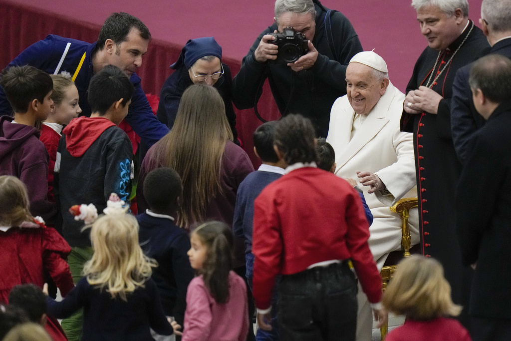Bατικανό: Γενέθλια για τον πάπα Φραγκίσκο – Έγινε 87 ετών και τα γιόρτασε παρέα με παιδάκια
