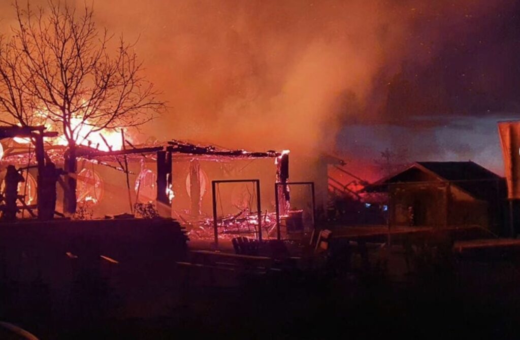 Ρουμανία: Τραγωδία σε ξενώνα – Πέντε νεκροί, μεταξύ αυτών ένας ανήλικος μετά από φωτιά – Αγνοούνται δύο άτομα