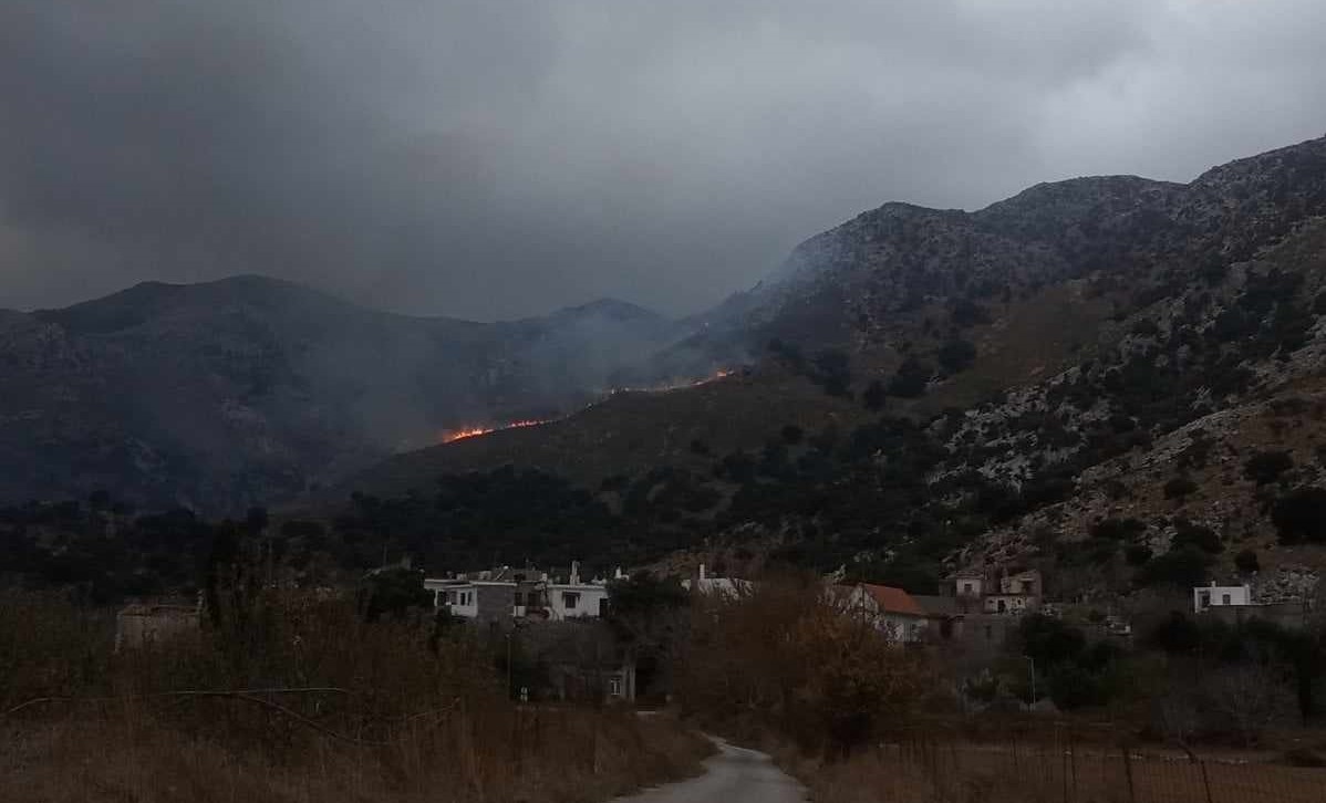 Ηράκλειο: Εμπρησμό πίσω από την πυρκαγιά στο Οροπέδιο Λασιθίου “βλέπει” η Πυροσβεστική (βίντεο)
