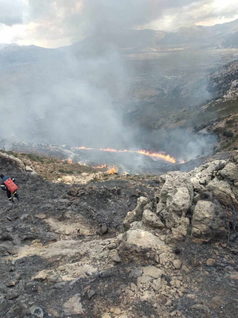 Εμπρησμό πίσω από την πυρκαγιά στο Οροπέδιο Λασιθίου “βλέπει” η Πυροσβεστική (βίντεο)