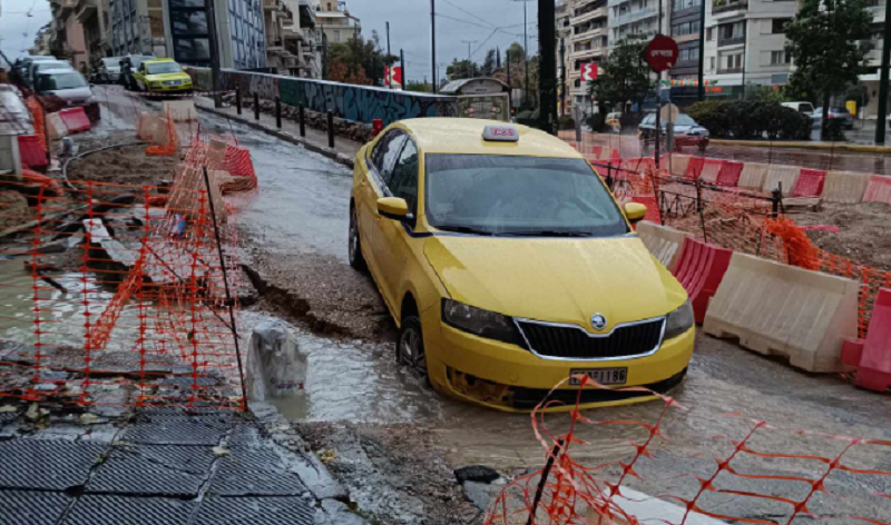 Λεωφόρος Αλεξάνδρας: Υποχώρησε το οδόστρωμα και «κατάπιε» ταξί