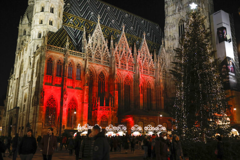 Αντίστροφη μέτρηση για τα Χριστούγεννα – Οι ευρωπαϊκές πρωτεύουσες φορούν τα γιορτινά τους με χιλιάδες λαμπιόνια