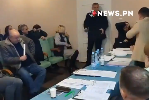 Ουκρανία: Κοινοτικός σύμβουλος έριξε χειροβομβίδες σε αίθουσα συνεδριάσεων (video)