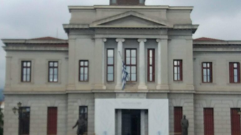 Στον εισαγγελέα για παραβίαση δικαστικής απόφασης ο αστυνομικός της Βουλής που κατηγορείται για βιασμό των παιδιών του – Πήρε προθεσμία για να απολογηθεί