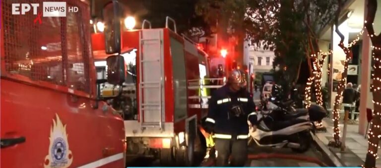Πυρκαγιά σε εγκαταλελειμμένο κτίριο στην οδό Βουλής – Μεγάλη κινητοποίηση της πυροσβεστικής, υπό έλεγχο η φωτιά (video)