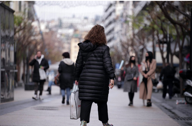 Θεσσαλονίκη: Ανοιχτά τα καταστήματα για τα τελευταία ψώνια των Χριστουγέννων-Αυξημένη η κίνηση στο Καπάνι