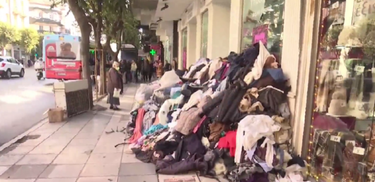 Θεσσαλονίκη: Πέταξαν σακιά με ρούχα έξω από κατάστημα στη Συγγρού