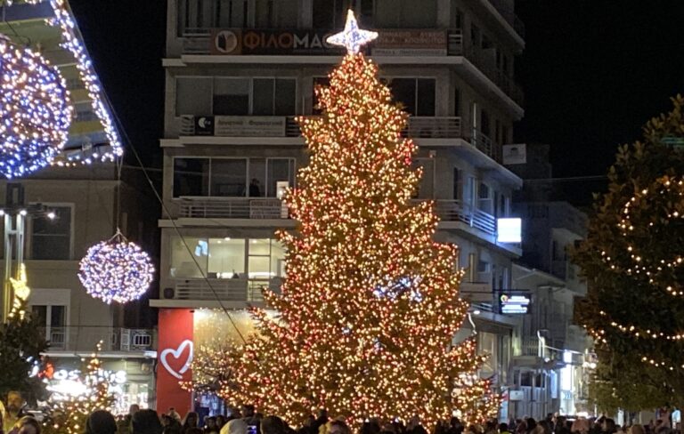 Ο δήμος της Τρίπολης υποδέχτηκε τα Χριστούγεννα – Φωταγωγήθηκε το δέντρο της πλατείας Πετρινού