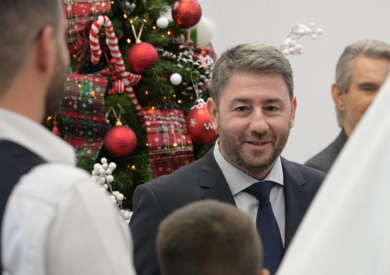 Τα κάλαντα στον Ν. Ανδρουλάκη από τον χορευτικό όμιλο «Αορείτες» και την Παναρκαδική Ομοσπονδία Ελλάδας