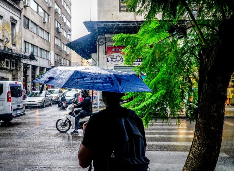 Ισχυρές βροχές, καταιγίδες, κεραυνοί και χαλάζι από σήμερα – Σε ισχύ το έκτακτο δελτίο