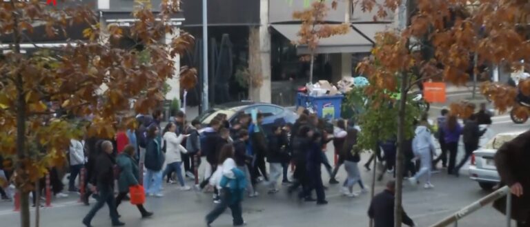 Θεσσαλονίκη: Διαμαρτυρία μαθητών και γονέων για τη συγχώνευση σχολικών μονάδων