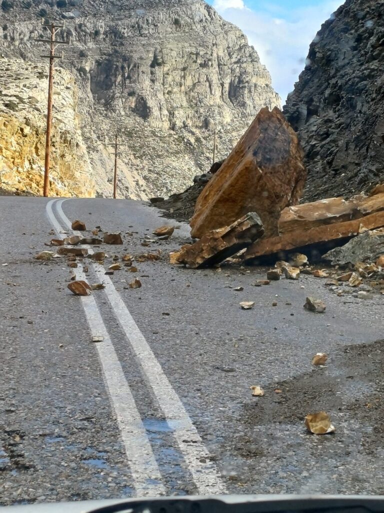Ικαρία: Πτώσεις βράχων στο οδικό δίκτυο  μετά τις σημερινές βροχοπτώσεις