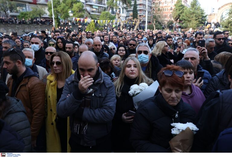 Θεσσαλονίκη: O κόσμος αποχαιρετά τον Βασίλη Καρρά – Σε λαϊκό προσκύνημα η σορός του