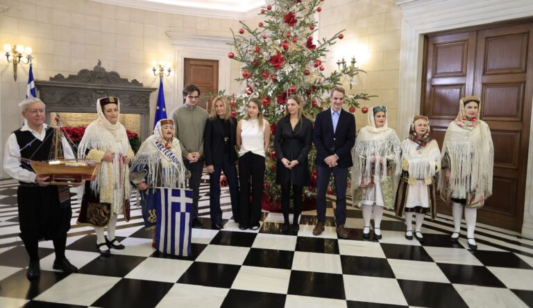 Τα κάλαντα στον Πρωθυπουργό από γυναίκες από το Καστελλόριζο