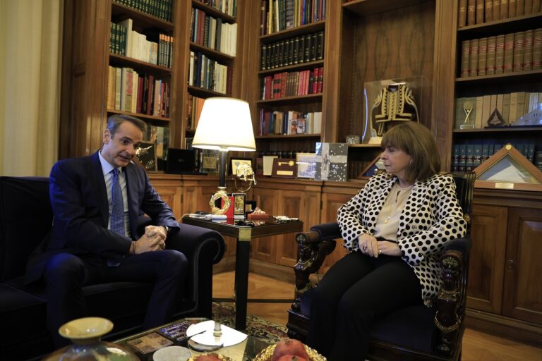 Μητσοτάκης προς Σακελλαροπούλου: Είμαστε σε τροχιά σημαντικών αλλαγών – Ο χρόνος κλείνει με θετικά νέα για την πορεία της οικονομίας
