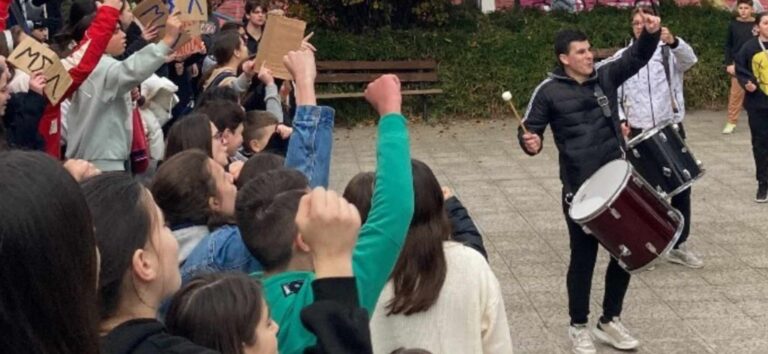 Δυναμική η διαμαρτυρία των μαθητών του Μουσικού Σχολείου Λάρισας