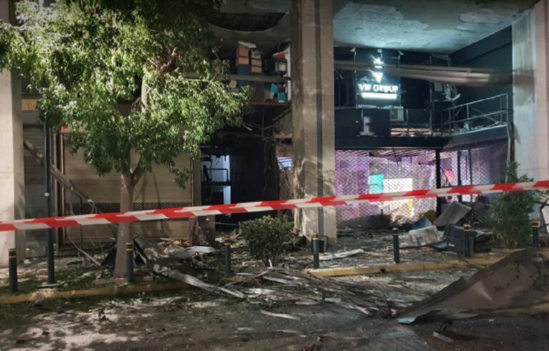 Πειραιάς: Μεγάλες υλικές ζημιές από την ισχυρή έκρηξη σε κτήριο με γραφεία και καταστήματα,  δημιουργήθηκε κρατήρας -Στην ΕΡΤ μιλά ιδιοκτήτρια καταστήματος
