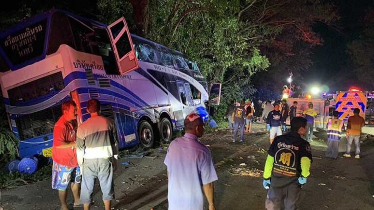 Τρομακτικό τροχαίο στην Ταϊλάνδη: Διώροφο λεωφορείο έπεσε σε δέντρο και κόπηκε στα δύο – Τουλάχιστον 14 νεκροί και 32 τραυματίες