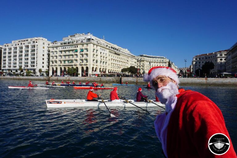 Θεσσαλονίκη: Κυκλοφοριακό κομφούζιο προκάλεσαν δεκάδες… Άγιοι Βασίληδες κωπηλάτες στον Θερμαϊκό (φωτο)