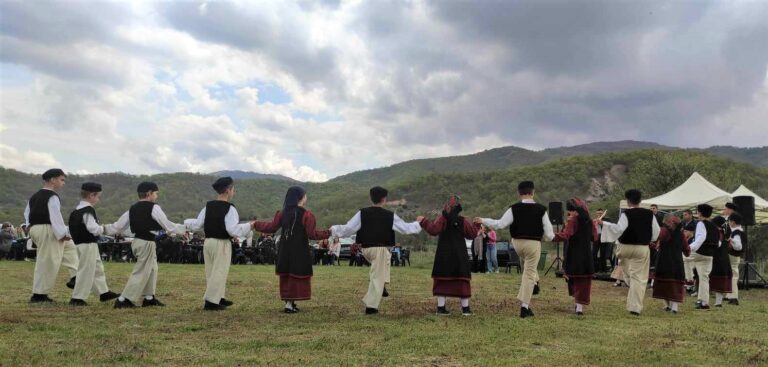 Άργος Ορεστικό: 200 χορευτές επί σκηνής στη “Φλόγα της Παράδοσης”