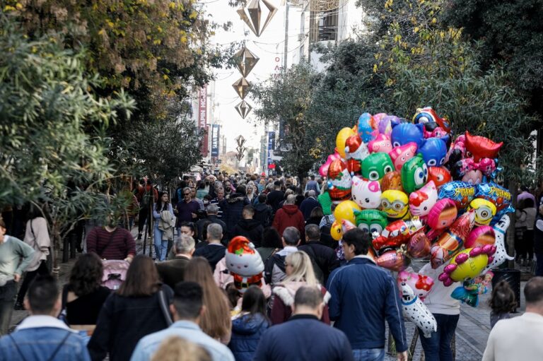 «Πατάει γκάζι» η αγορά μια εβδομάδα πριν τα Χριστούγεννα εκτιμούν οι Στ. Καφούνης και Β. Κορκίδης