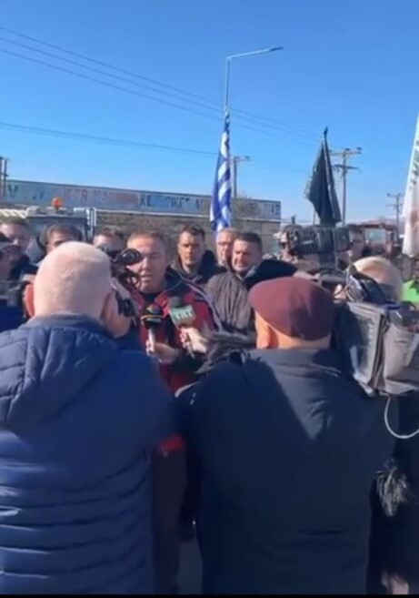 Αγρότες έκλεισαν συμβολικά την Εθνική Οδό Λάρισας – Κοζάνης