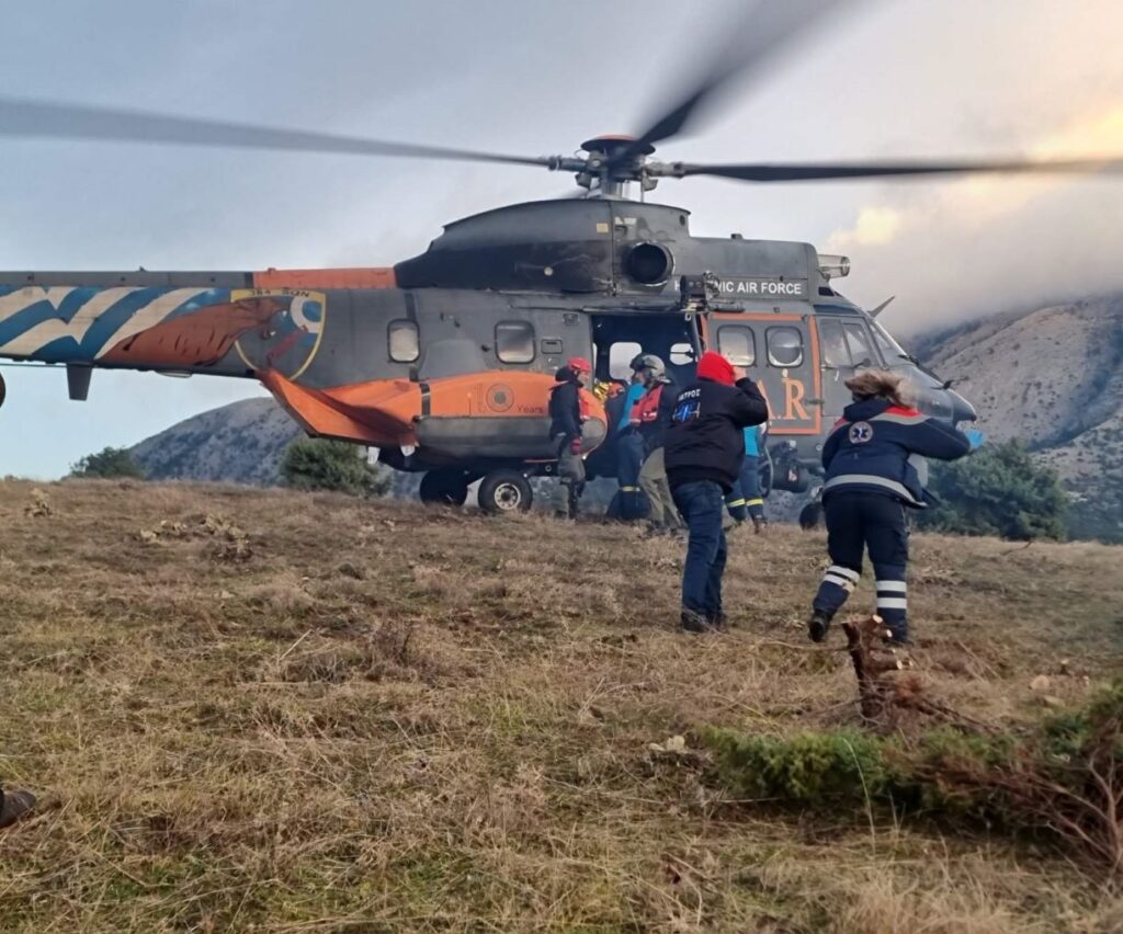 Με ελικόπτερο η μεταφορά του τραυματία κυνηγού στο ΓΝ Λάρισας