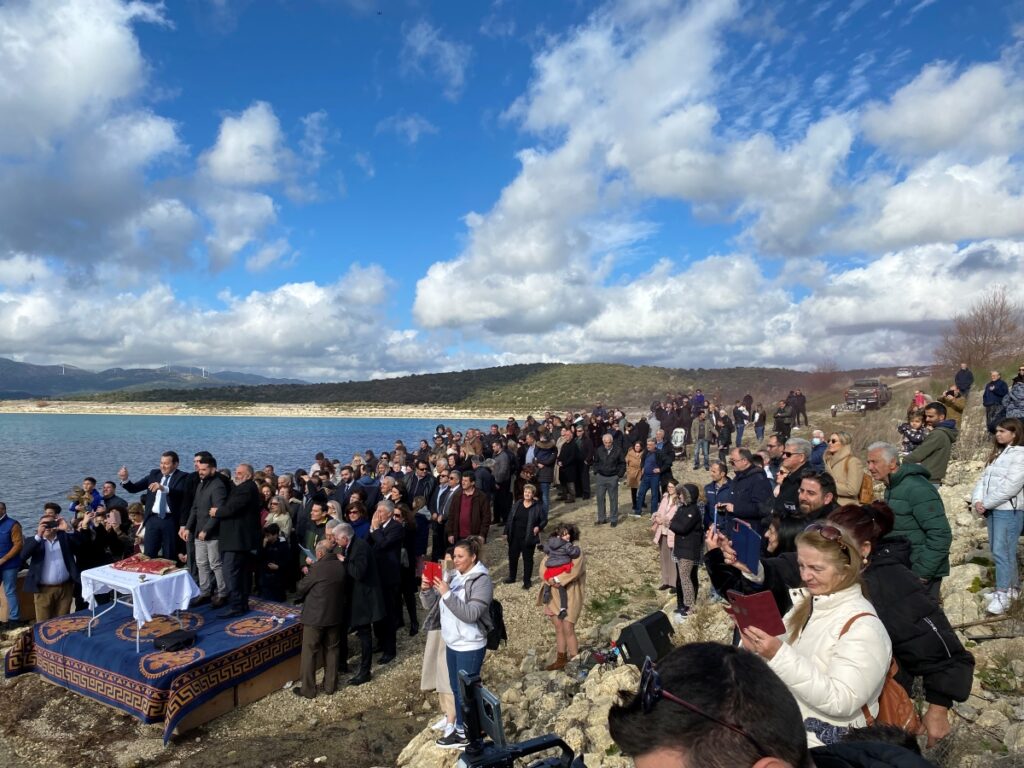 Αρκαδία: Θεαματικές εικόνες από τον εορτασμό των Θεοφανείων στην τεχνητή λίμνη της Τάκας