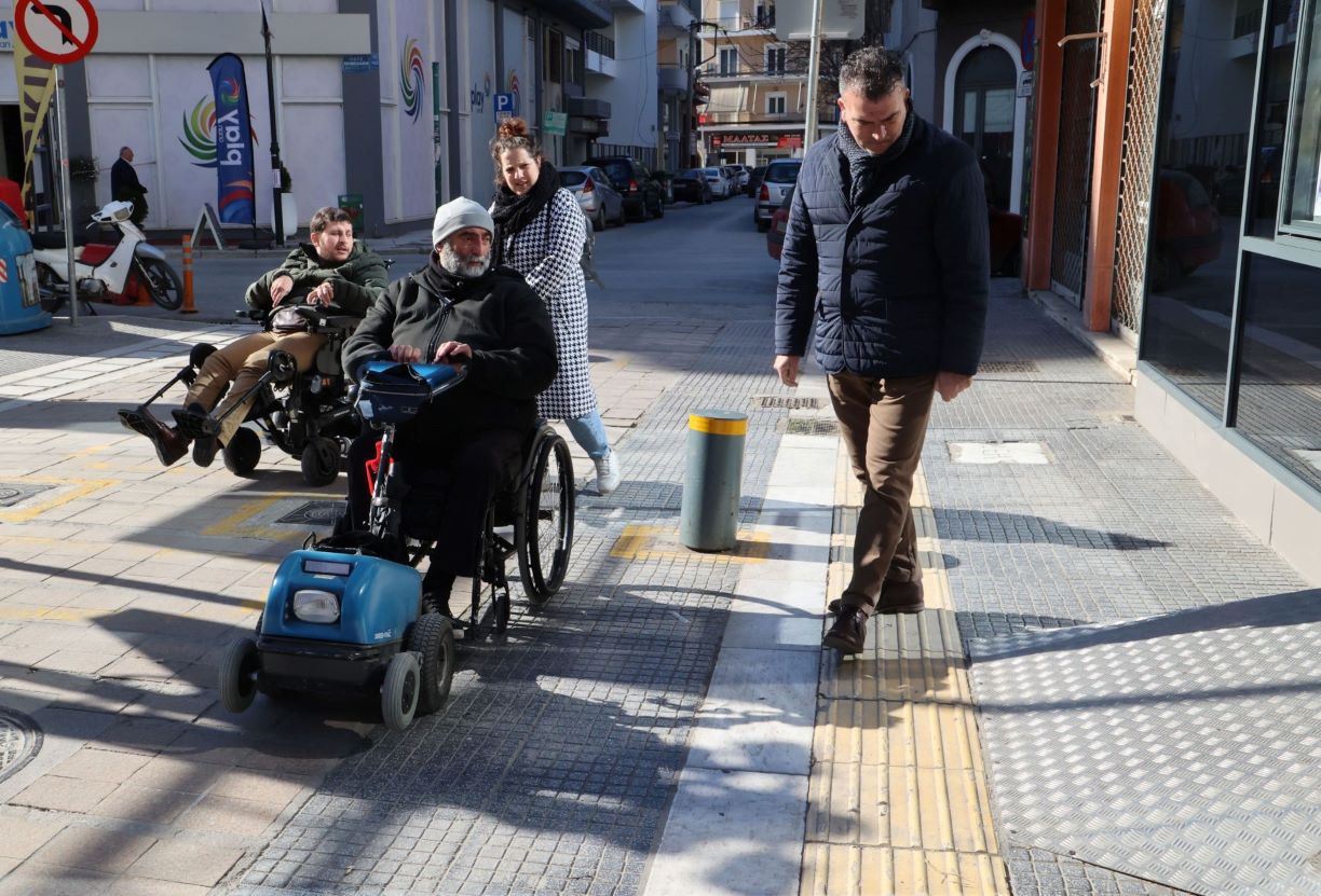 Βόλτα με πολίτες ΑμεΑ στο κέντρο της πόλης πραγματοποίησε ο Δήμαρχος Λαρισαίων