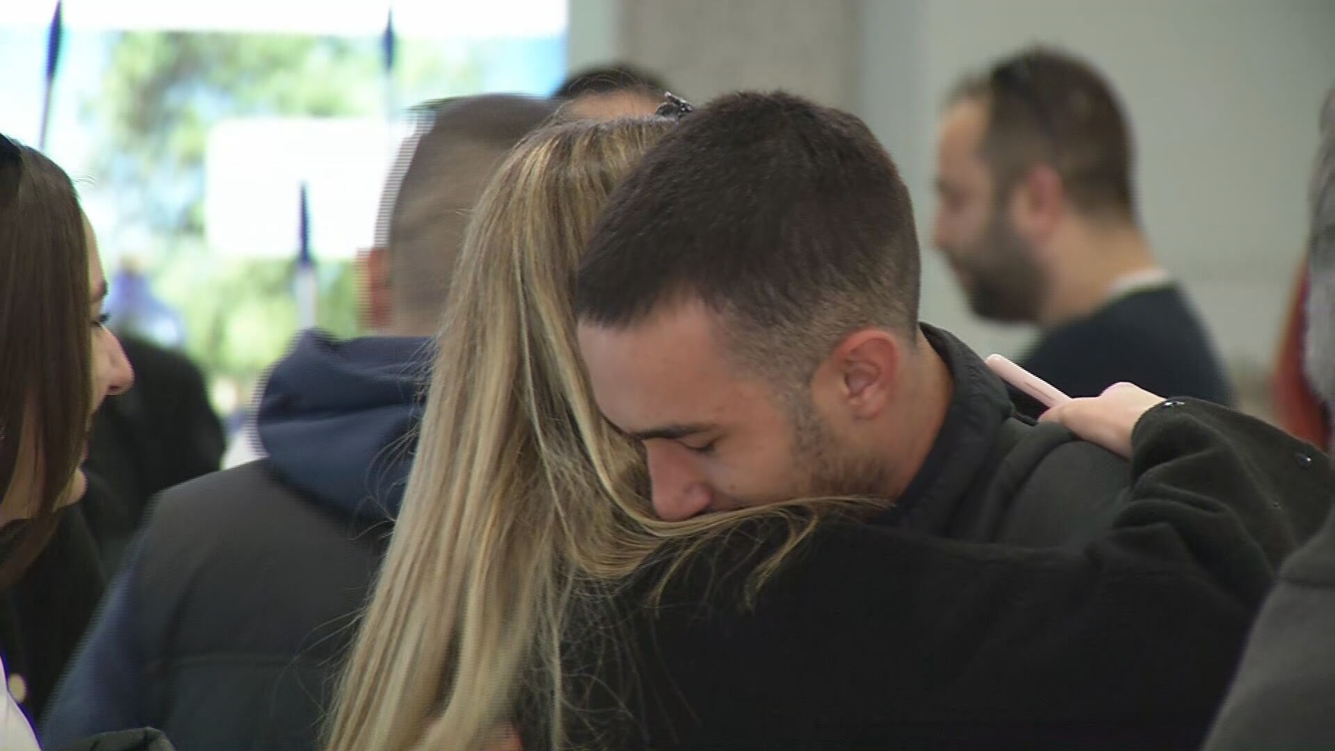 Στην αγκαλιά της οικογένειάς του ο 19χρονος Έλληνας ναυτικός του st Nicolas (φωτό) – Τι είπε στην κάμερα
