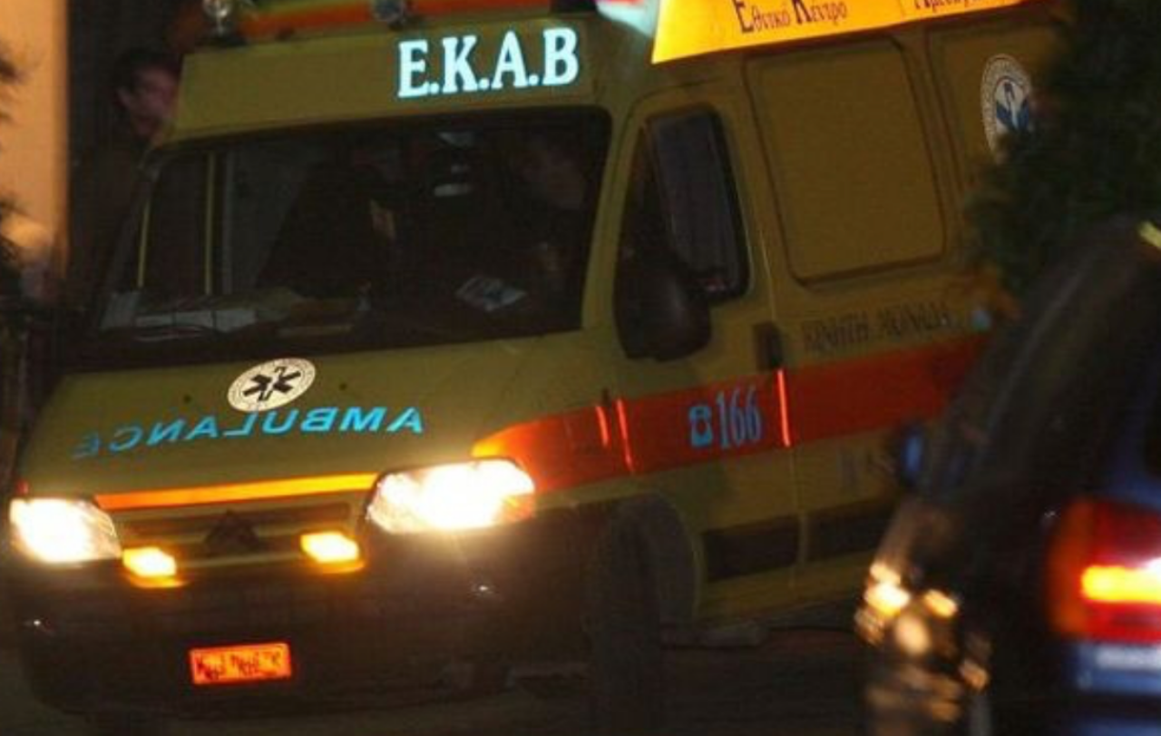 Θεσσαλονίκη: ΙΧ έπεσε σε παρκαρισμένο όχημα- Απεγκλωβίστηκε ο οδηγός