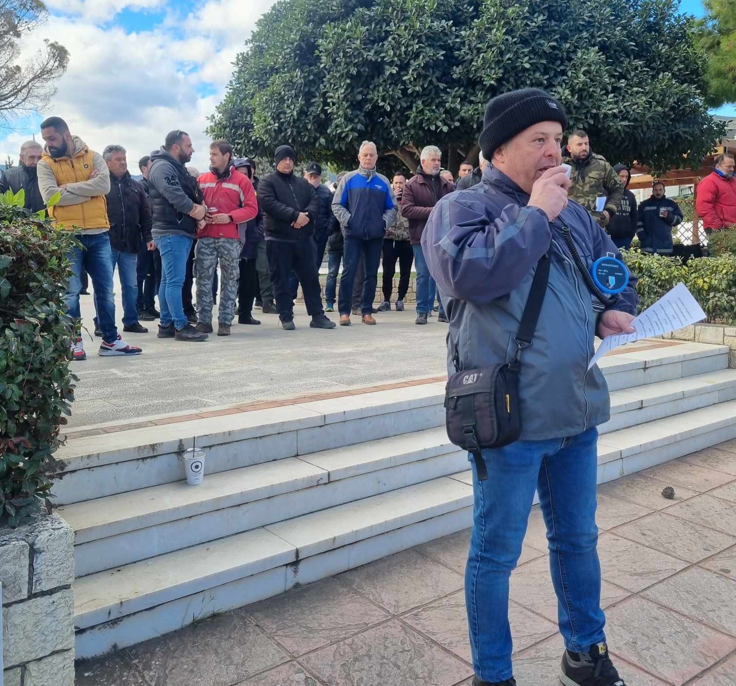 Συγκέντρωση αγροτών στην πλατεία του Άστρους