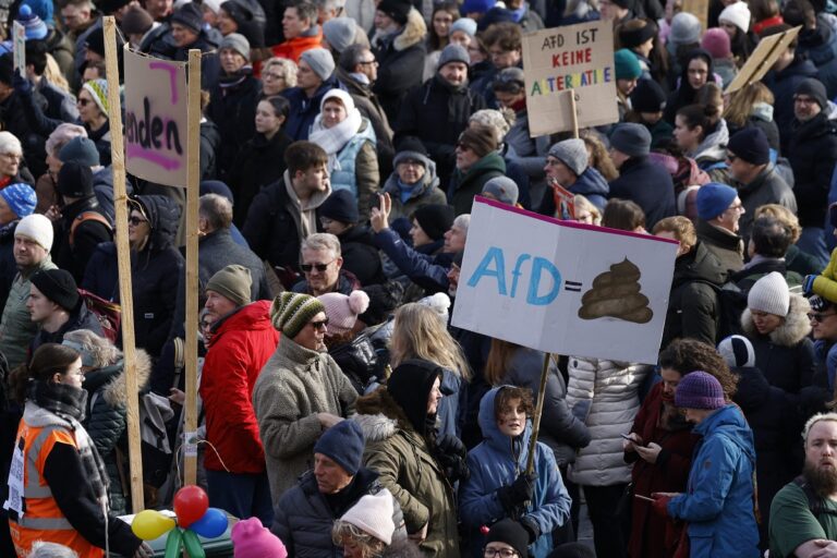 Γερμανία: Εκατοντάδες χιλιάδες διαδήλωσαν κατά του AfD – Υπερασπίζονται τη δημοκρατία και το Σύνταγμα, δηλώνει ο πρόεδρος Σταϊνμάιερ