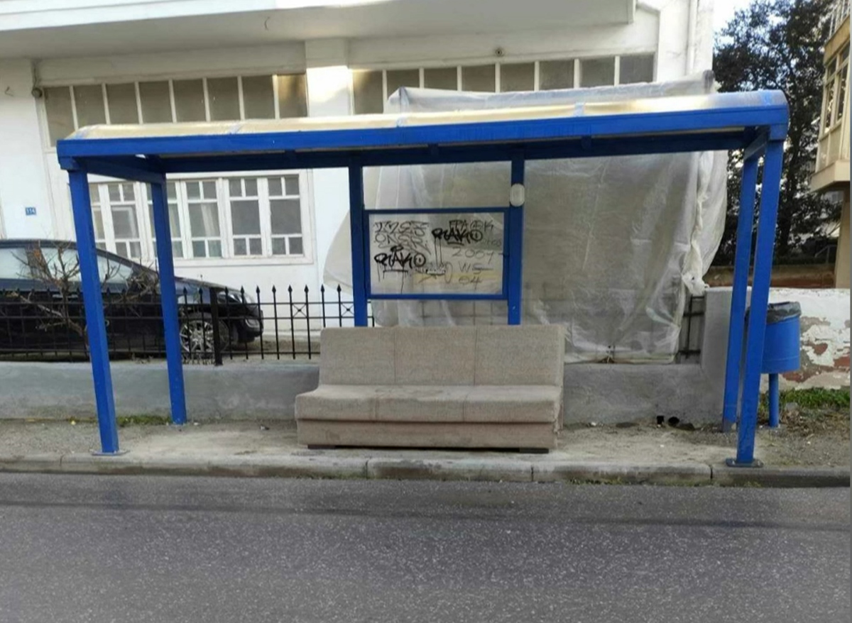 Θεσσαλονίκη: “Στόλισε” στάση του ΟΑΣΘ με… καναπέ από το σπίτι του