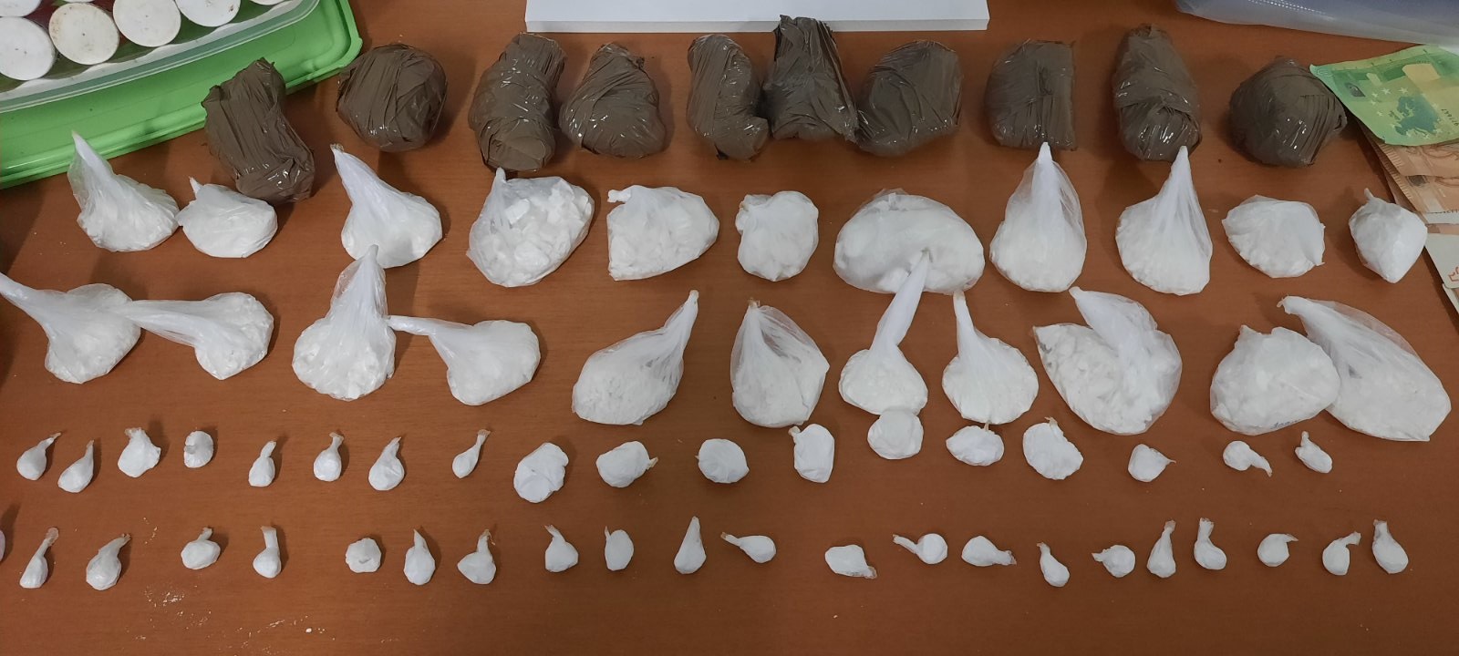 Ηράκλειο: Είχαν κρύψει σε υπαίθρια “καβάτζα” 900 γρ. κοκαΐνη – Δύο συλλήψεις για διακίνηση
