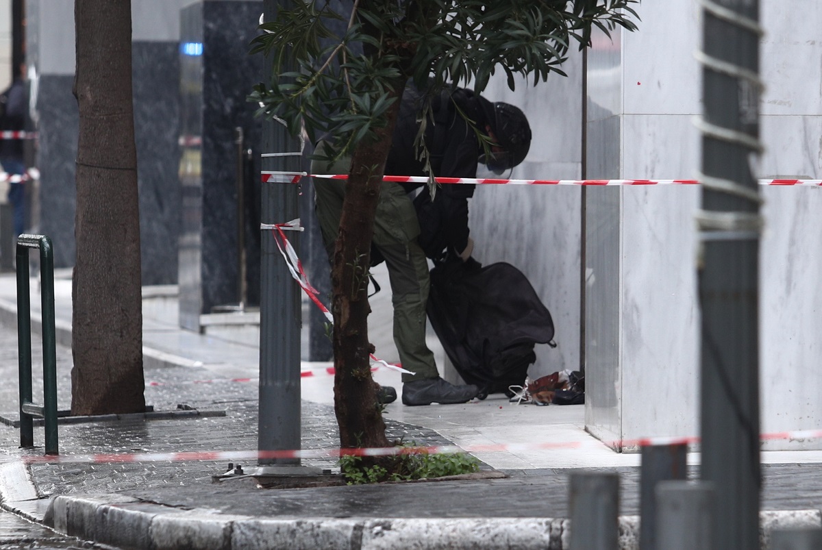 [366381] ΕΡΕΥΝΑ ΣΕ ΥΠΟΠΤΗ ΒΑΛΙΤΣΑ ΕΞΩ ΑΠΟ ΞΕΝΟΔΟΧΕΙΟ ΣΤΗΝ ΟΔΟ ΜΗΤΡΟΠΟΛΕΩΣ (ΣΩΤΗΡΗΣ ΔΗΜΗΤΡΟΠΟΥΛΟΣ/EUROKINISSI)