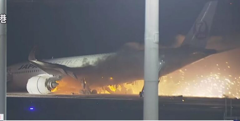 Ιαπωνία: Στις φλόγες επιβατικό αεροπλάνο στο αεροδρόμιο του Τόκιο – Έχουν απομακρυνθεί οι 367 επιβάτες