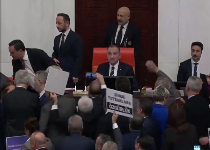 Xάος στην Τουρκία από καθαίρεση βουλευτή – Συνταγματικό πραξικόπημα καταγγέλλει η αντιπολίτευση