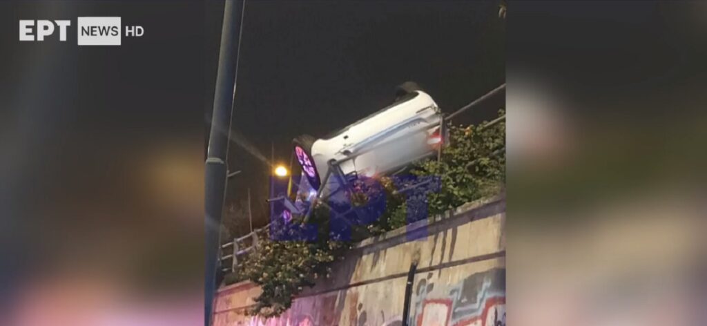 Τροχαίο στην Ηλιούπολη: Ανατράπηκε ΙΧ αυτοκίνητο και κρεμόταν από τις προστατευτικές μπάρες στη Λ. Βουλιαγμένης