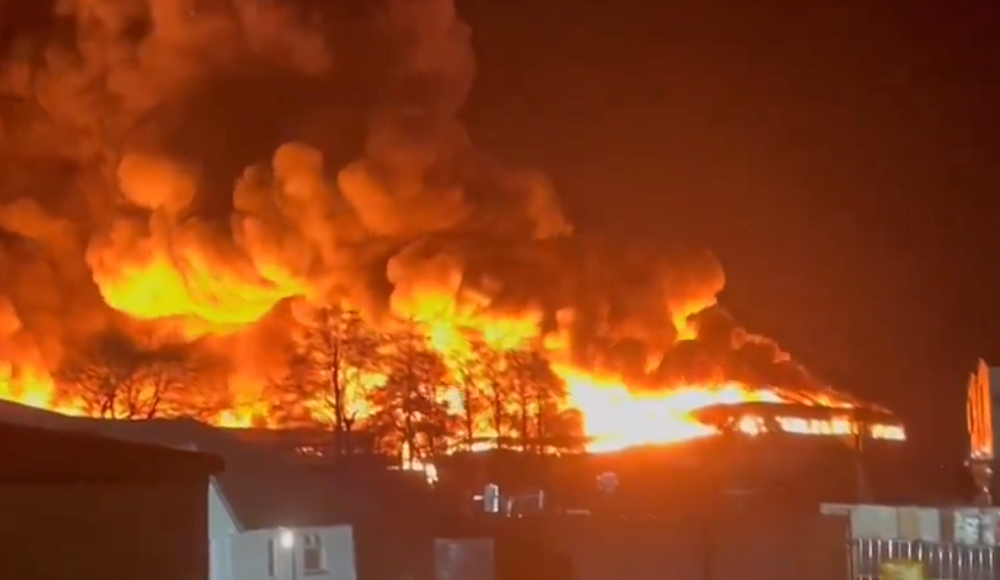 Μεγάλη πυρκαγιά σε βιομηχανικό πάρκο στην Ουαλία (video)